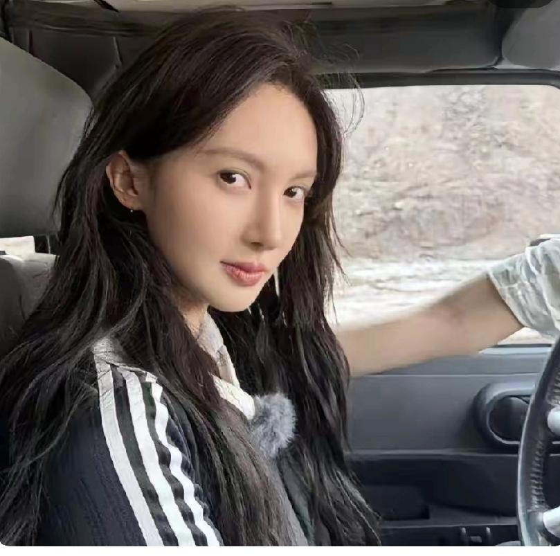 金晨这次摊上大事了！据大皖新闻爆料，2025年3月16日她在绍兴柯桥肇事，让助理