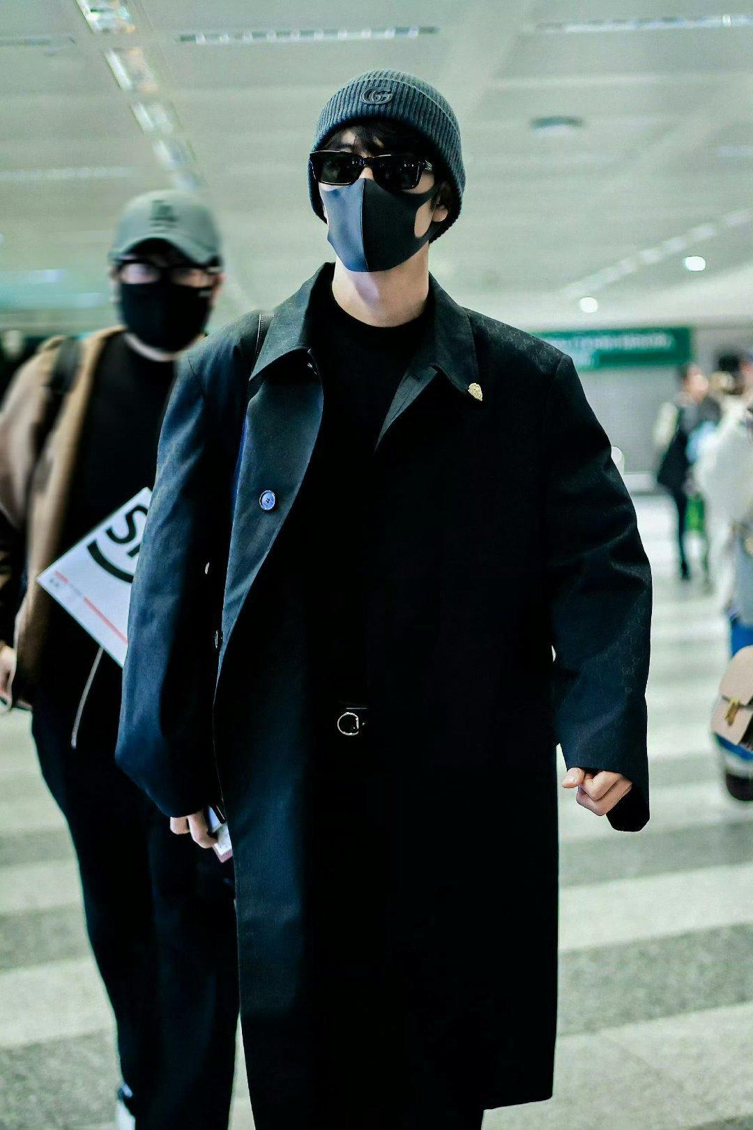 神图存一个！不愧是巨星！这气场太绝了！肖战米兰时装周