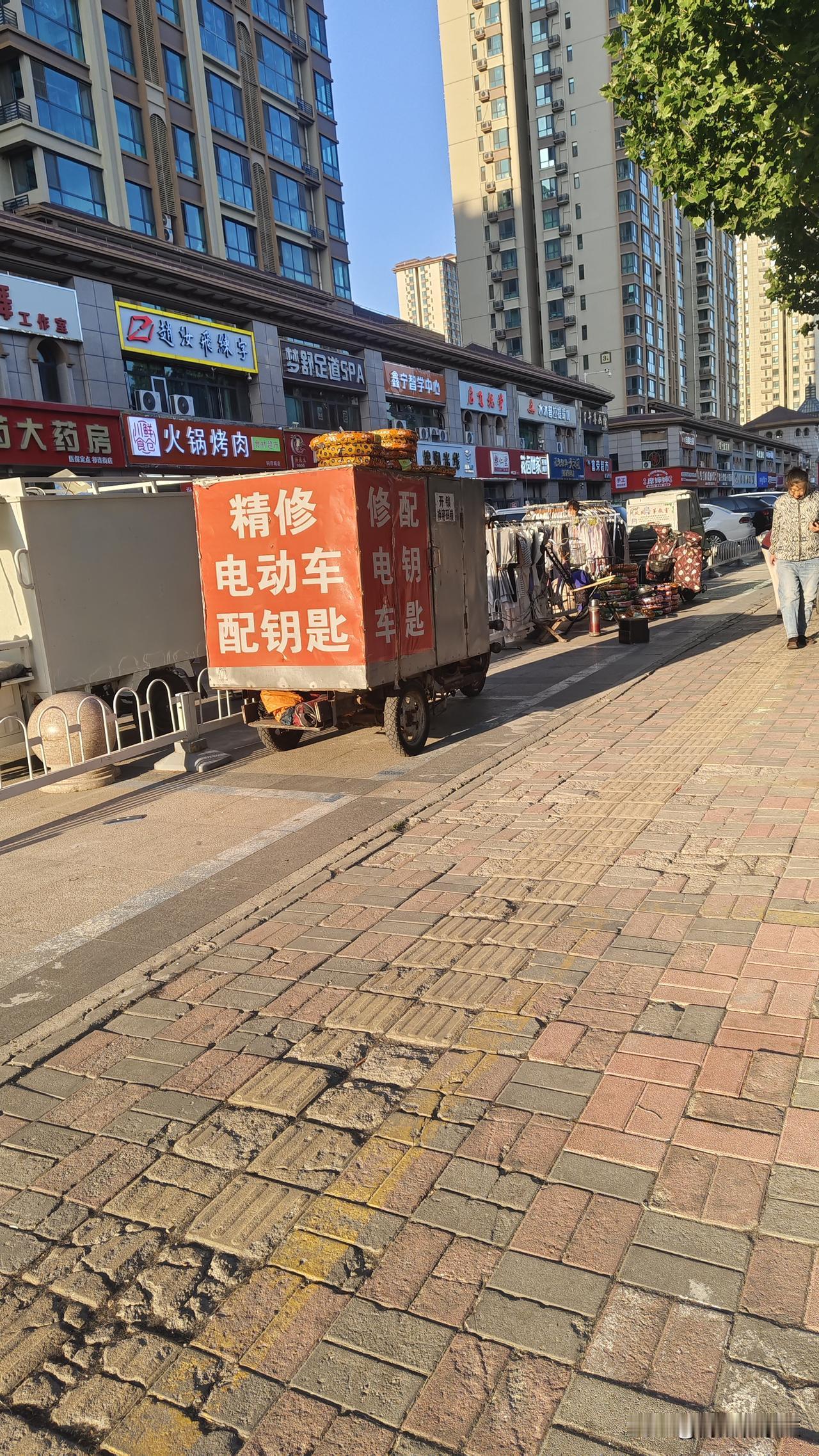 同祥城太适合居住了，附近有饭店，超市，菜店，服装店，甚至修自行车的都有。
唯一的