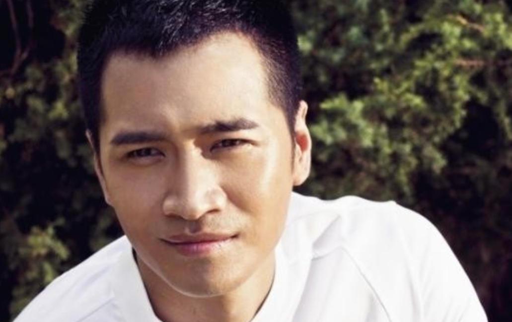 1998年，一个32岁的富婆色迷迷地对21岁的何晟铭说：“跟我去香港，我保证不会