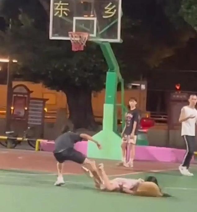 广东揭阳，一名男子在篮球场从背后飞踹一名女孩，致其倒地不起，男子还试图再次攻击，
