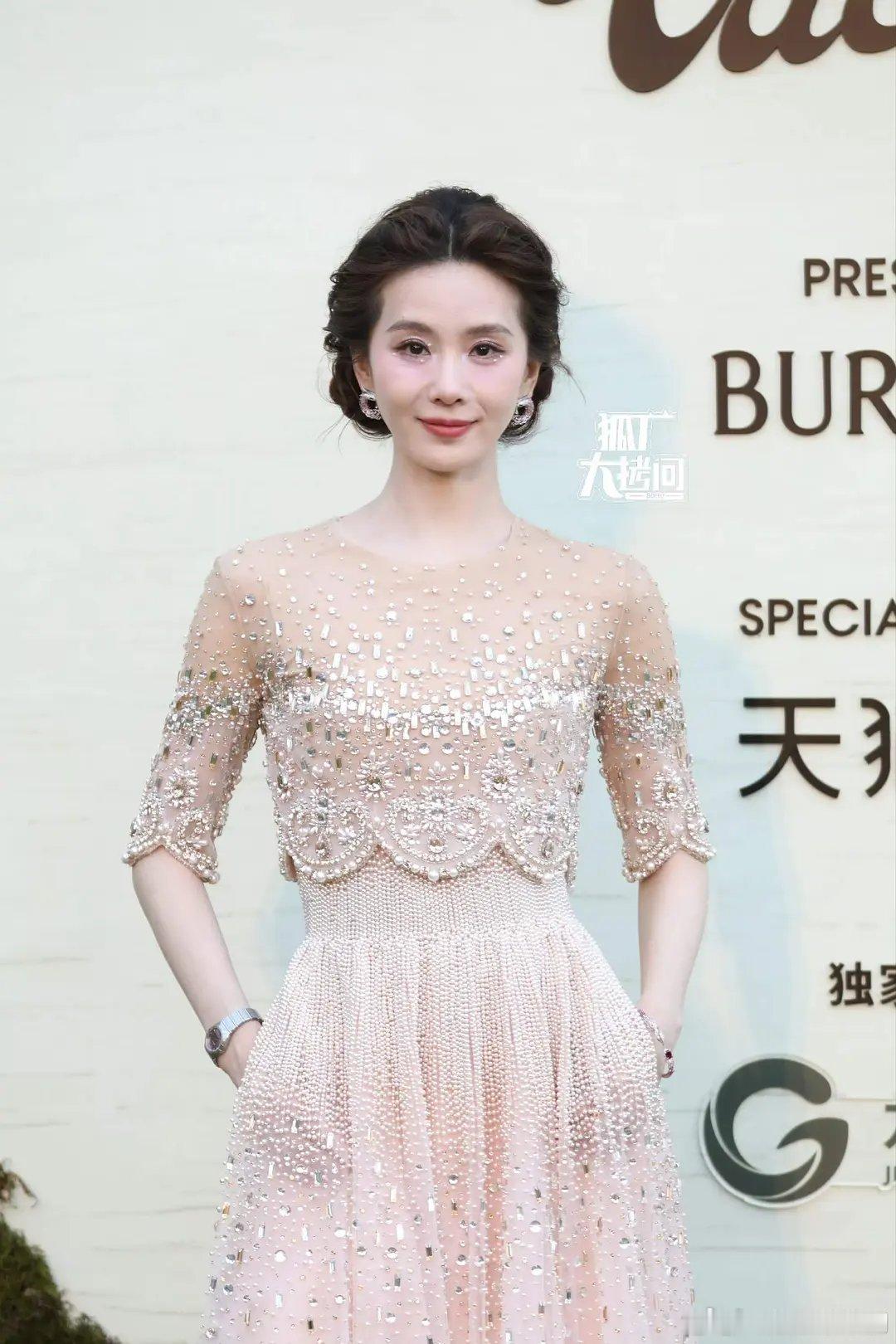 VOGUE红毯直播赵露思的红裙子衬得气色真好，刘诗诗化了珍珠妆，赵今麦和李兰迪也