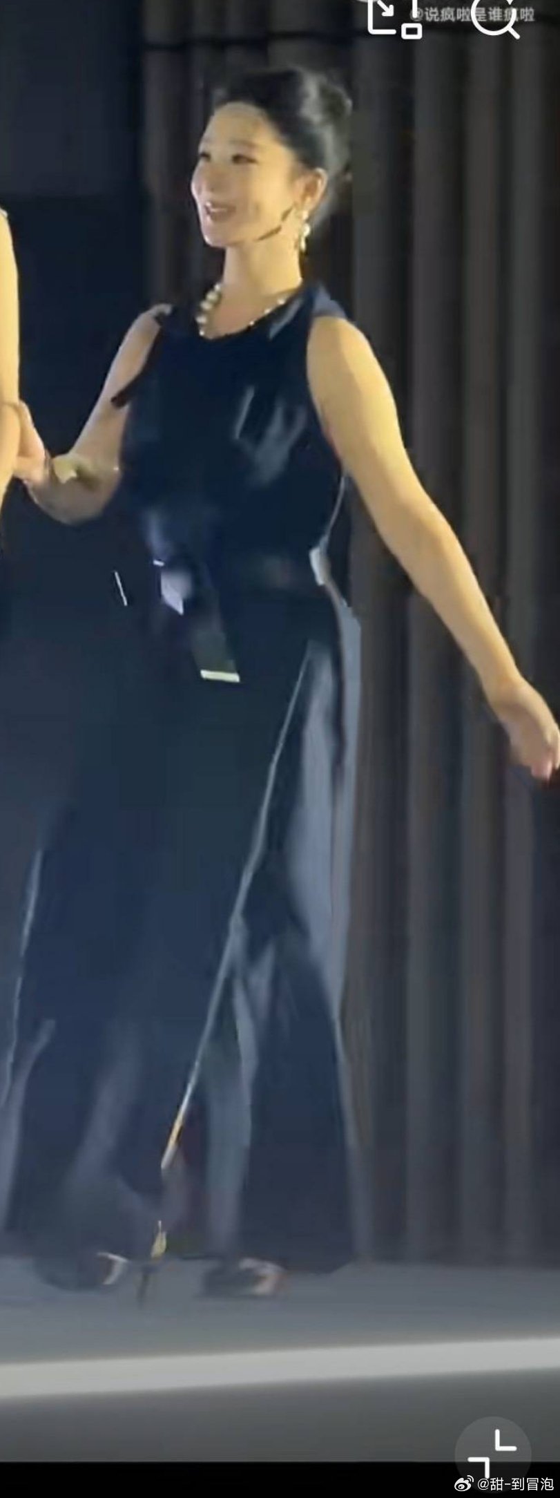 杨紫像是来谈几十亿的大生意的微商女强人堂堂来袭杨紫赫本风 和赫本唯一相同之处是，