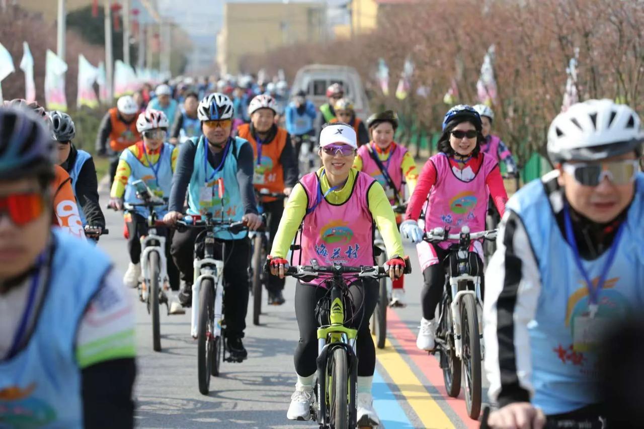 3月16日，一场活力满满的千人骑行在梅花村展开。骑行队伍如一条灵动的长龙，穿梭于