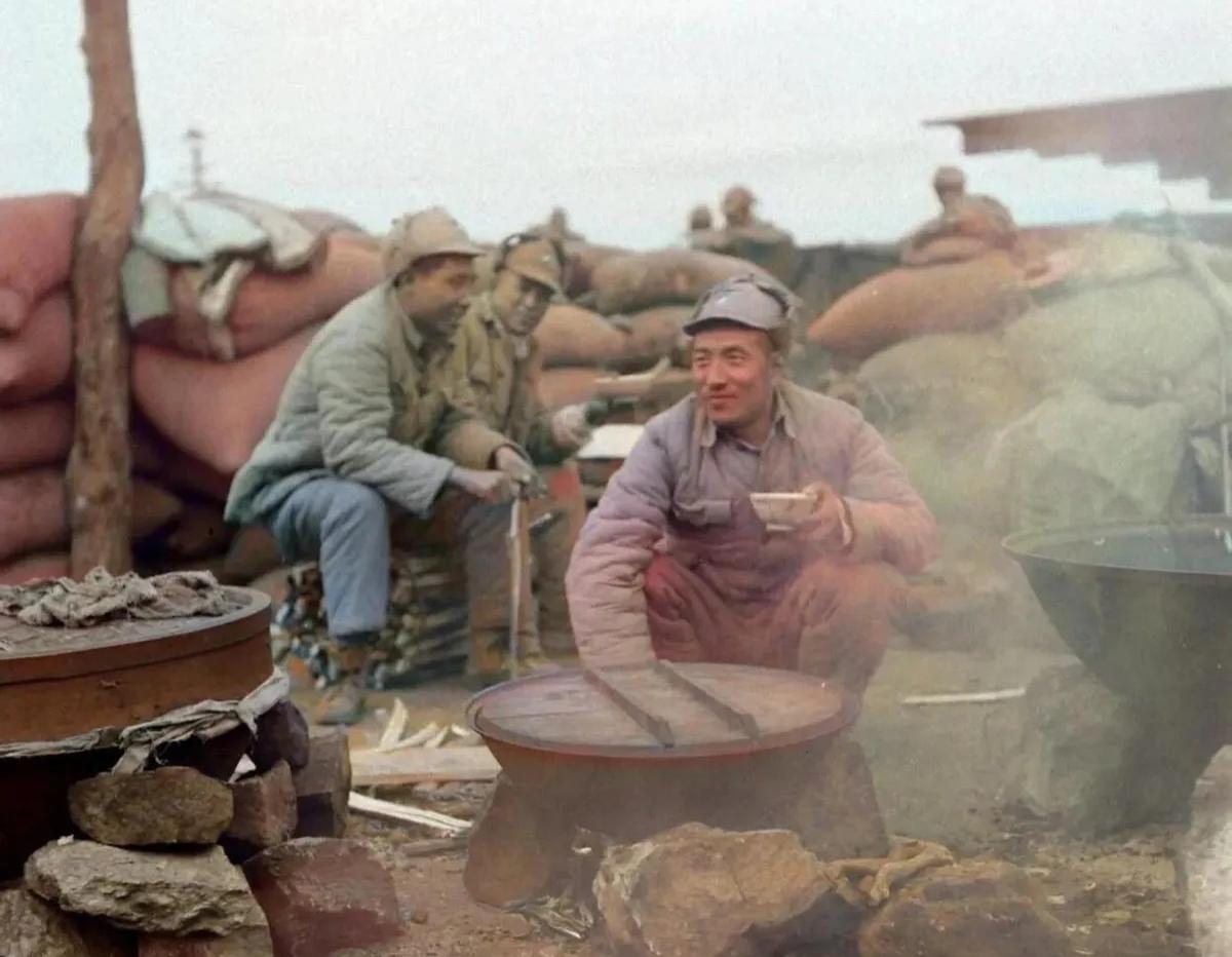 炊事员给骑兵送饭，遇战一时兴起，跨马砍杀了被簇拥护卫的敌军官。
 
这事发生在1