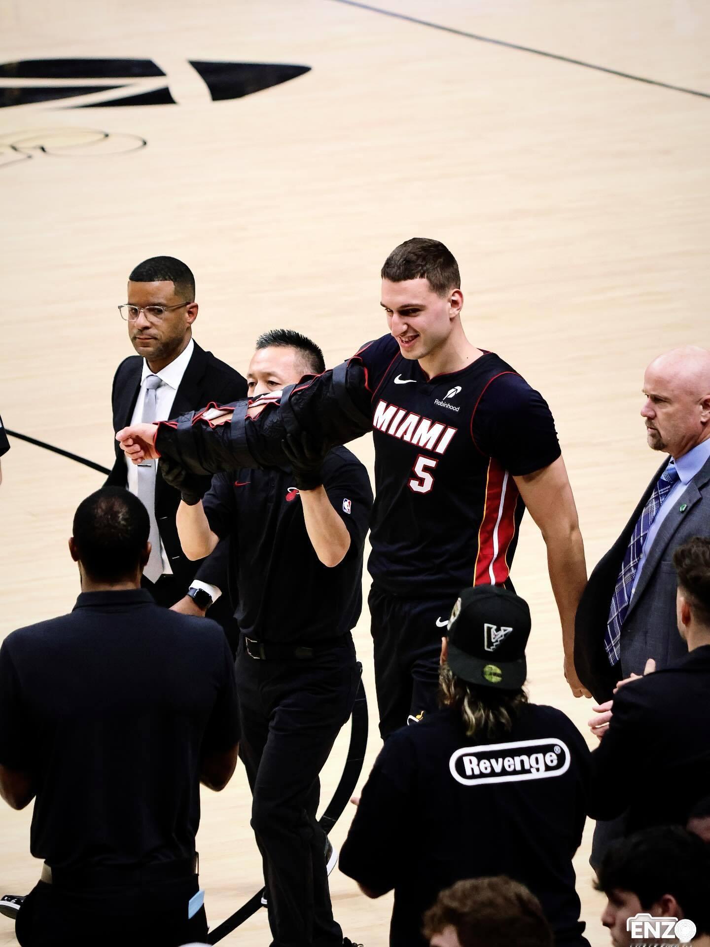 约维奇表示，右肘伤口缝了7针。他目前把自己的状态视为“逐周观察”。约维奇今天表示