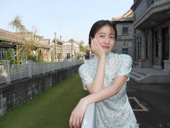 张雪迎演了冯小刚新电影本来为胡歌雷佳音去， 《抓特务》一看有张雪迎直接加份快乐！
