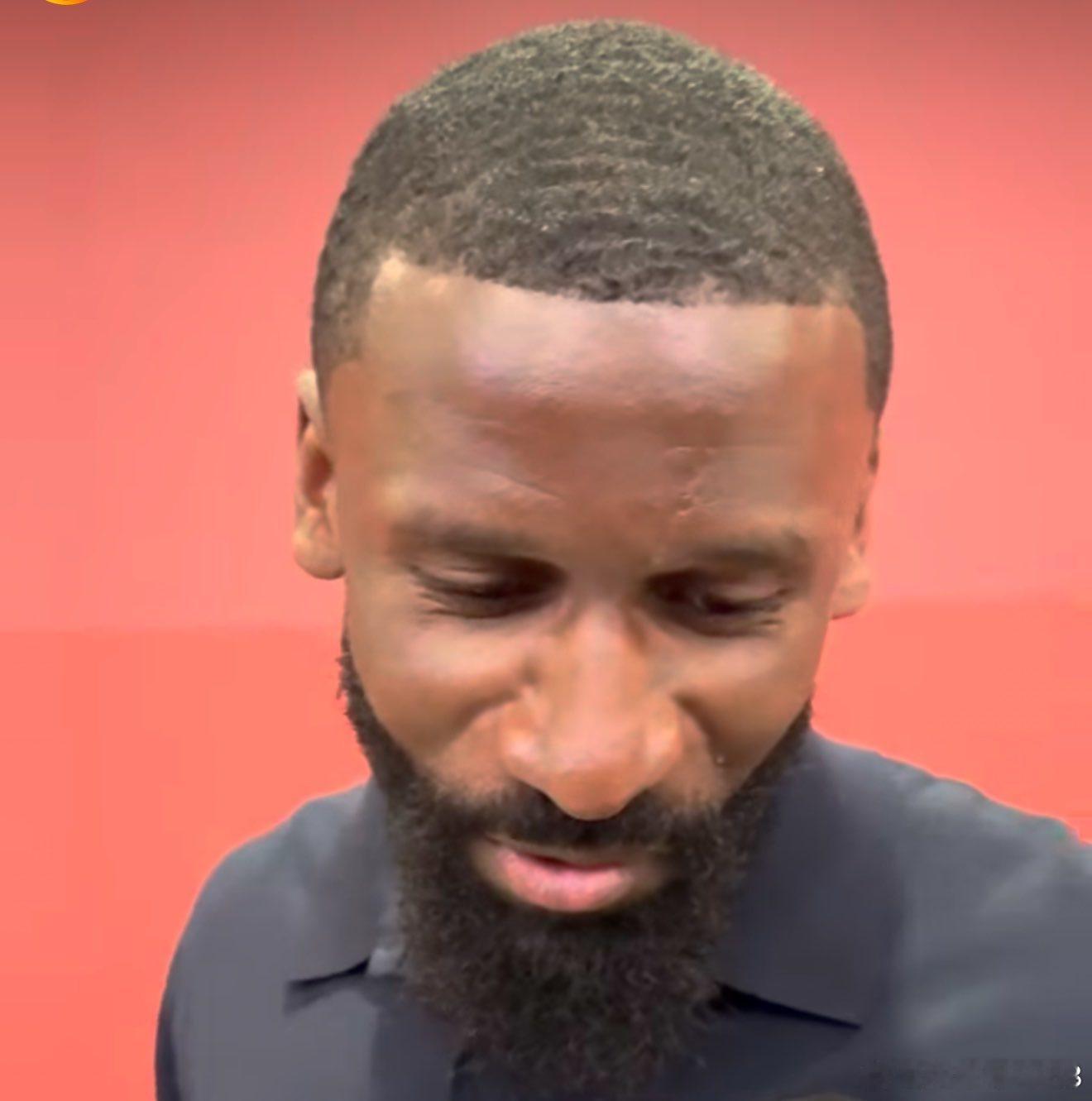 托尼·吕迪格表示：“关于裁判，我还是不说为好。你看到那张红牌了吗？” 