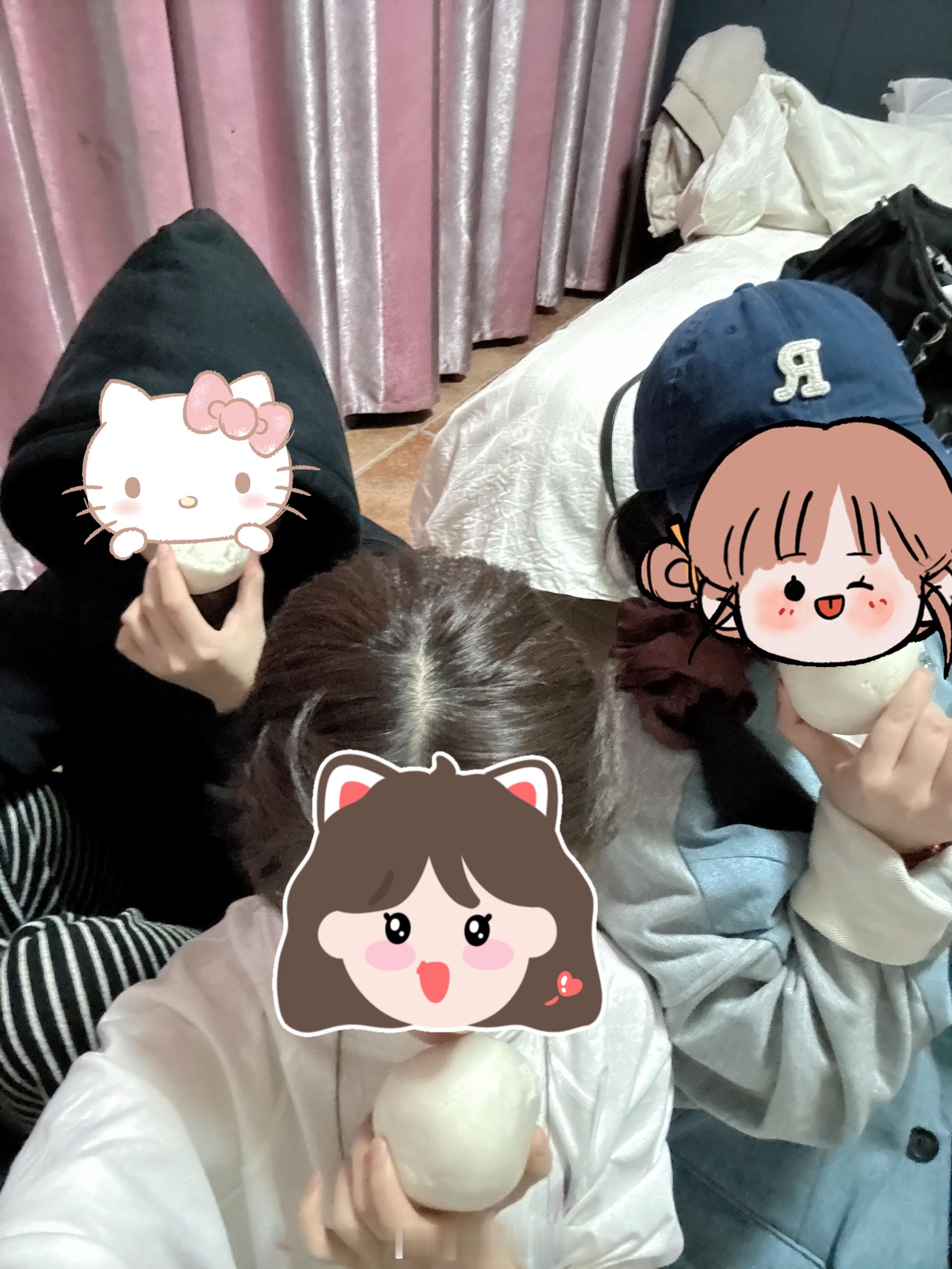 群聊要延后咯哈哈哈哈刚刚搬好酒店哈哈哈哈这一幕尊嘟好搞笑 不要问为什么坐地上 问