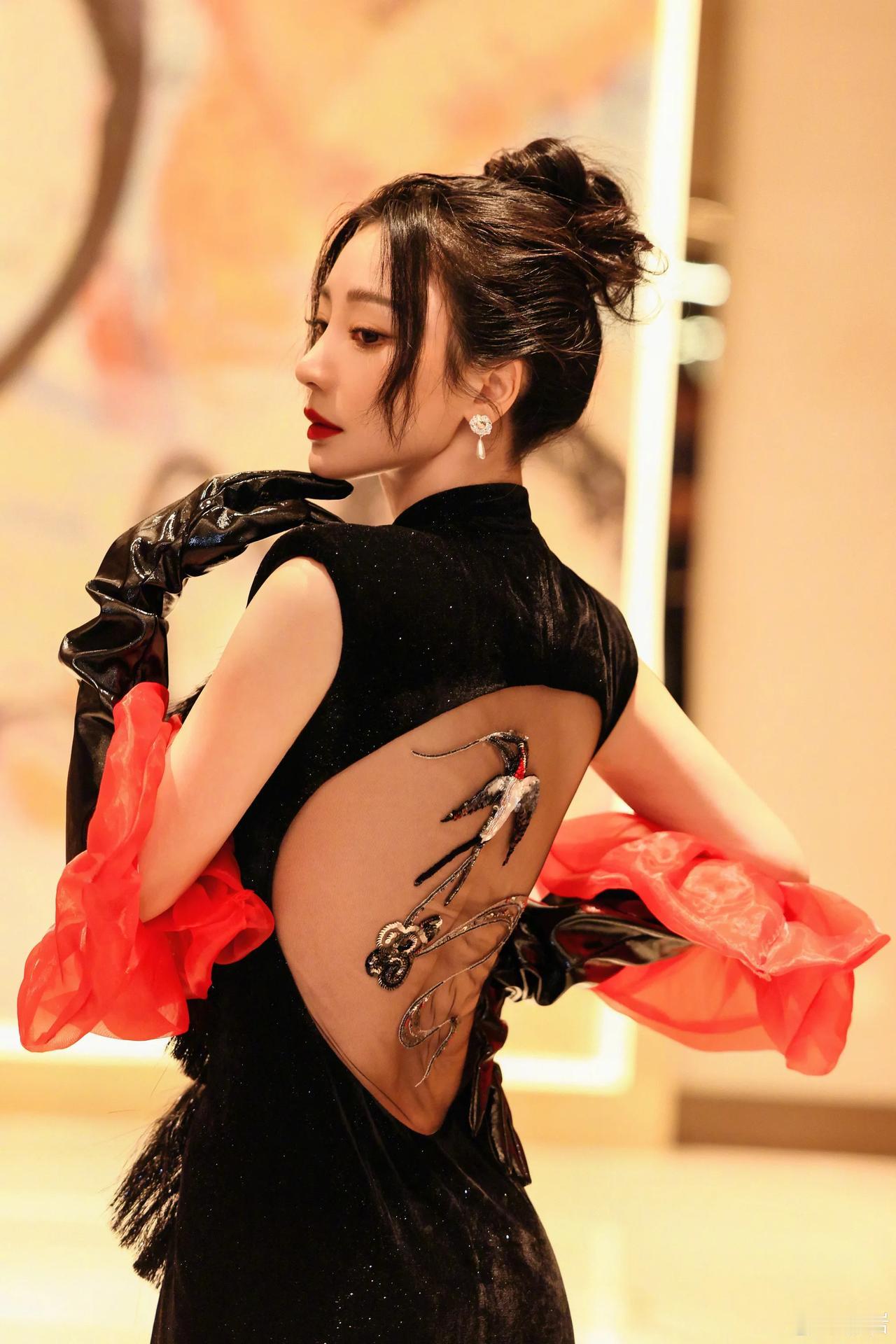 天呢 这个背[爱慕]
#柳岩# #说TA# #娱乐# #八卦手册#