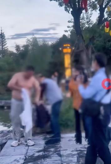 河南南阳武侯祠景区，10岁女孩奔跑中不慎坠湖。27岁退伍军人丁先生听到呼救，鞋都
