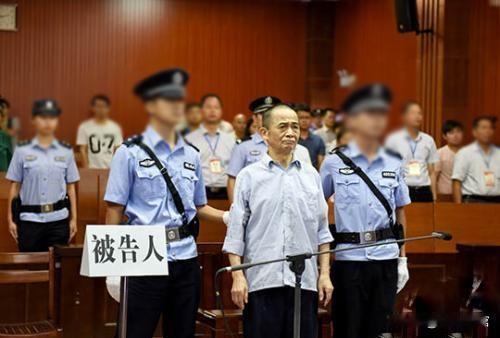 2017年，72岁老头破门闯入退休法官家中，狂砍对方13刀。得手后老头仰天大笑，
