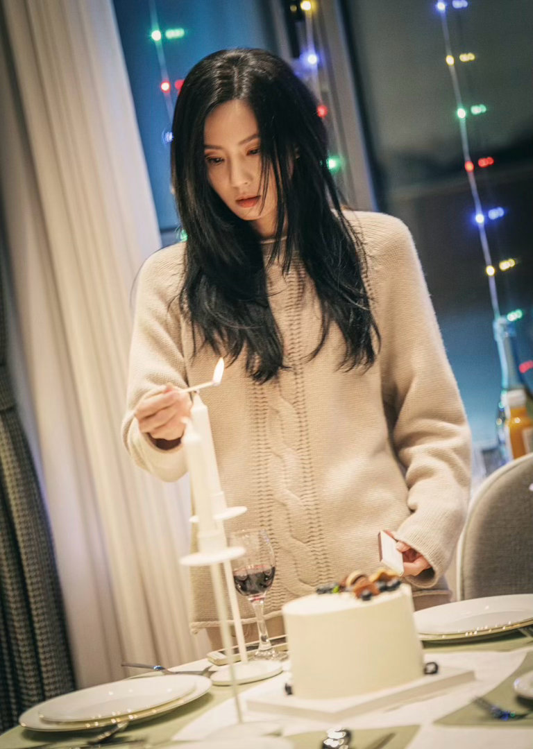 刘诗诗撑伞抬眼梦回若曦刘诗诗听到等你的季节的反应爆火BGM终于舞到正主面前了[偷