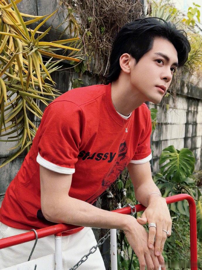 曾舜晞的松弛感 从曾舜晞身上能看到最舒服的生活状态，不刻意迎合，不焦虑内耗，在忙