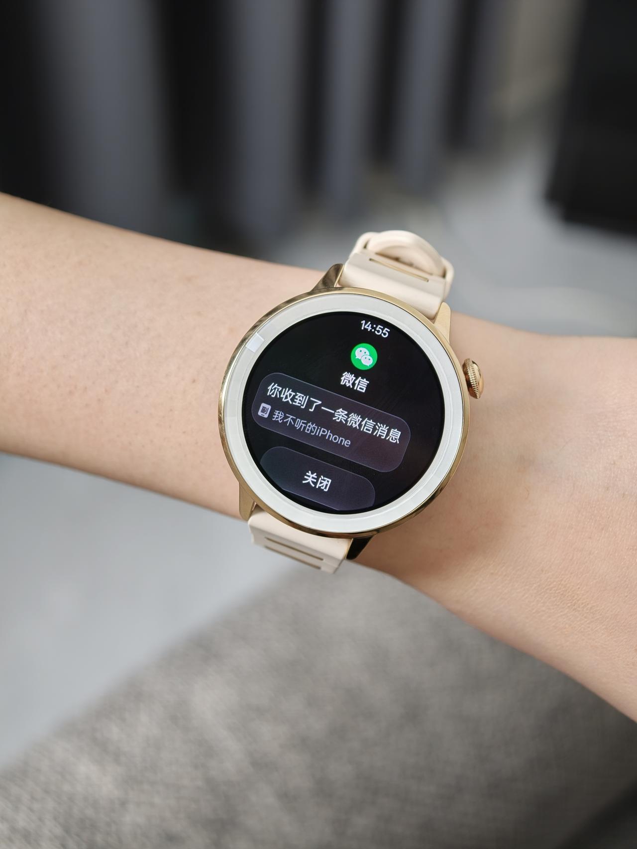 入职后才懂这小手表有多救命😭

刚上班最怕的不是活多，是各种消息通知一来就手忙