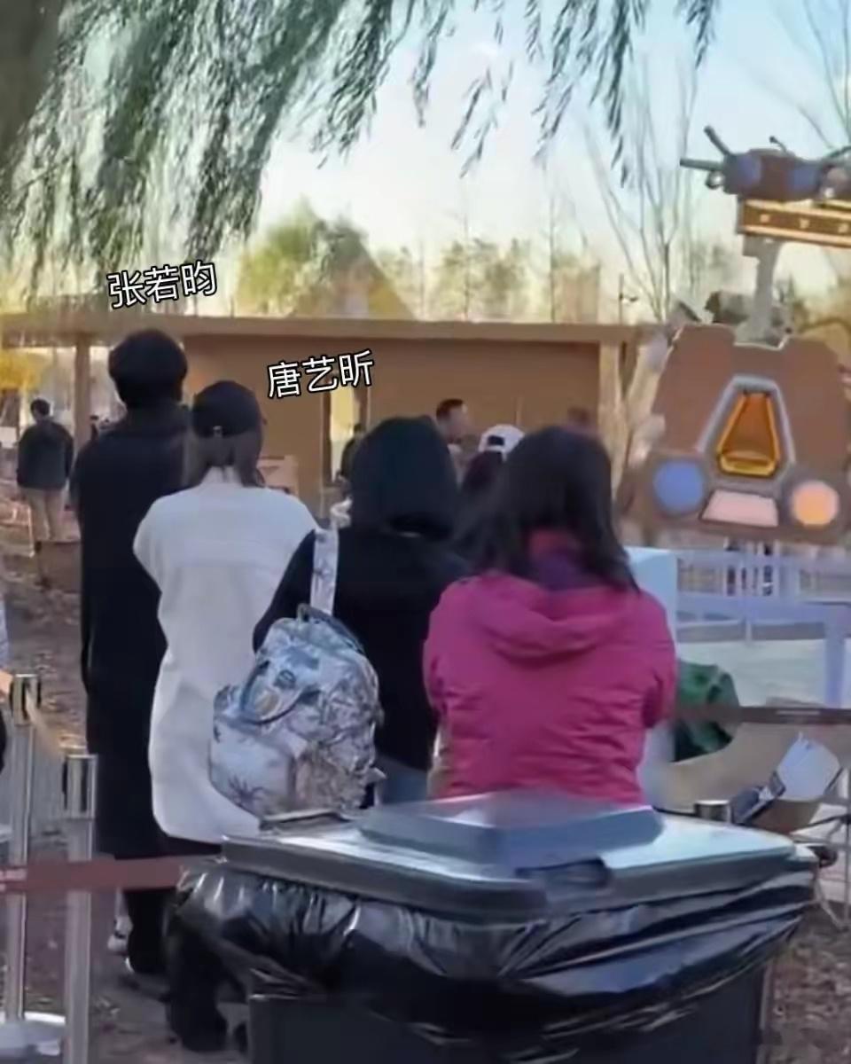 #张若昀唐艺昕带女儿玩跷跷板#张若昀唐艺昕虽然平时不爱晒娃，但时不时也会被偶遇带