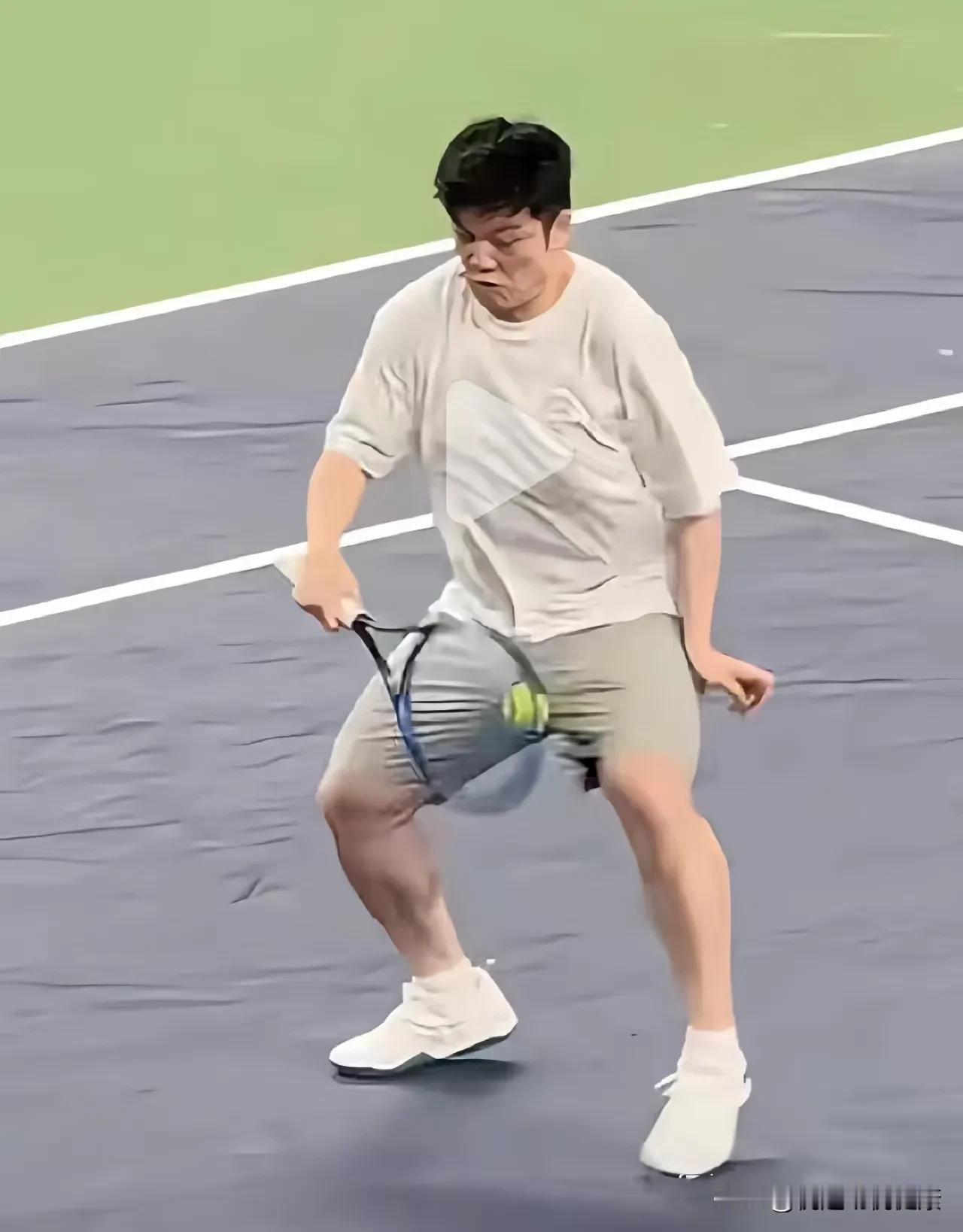 医生网球惊魂记，把咚咚都吓出表情包了。

咚咚：还是乒乓球安全！

医生，这记挥