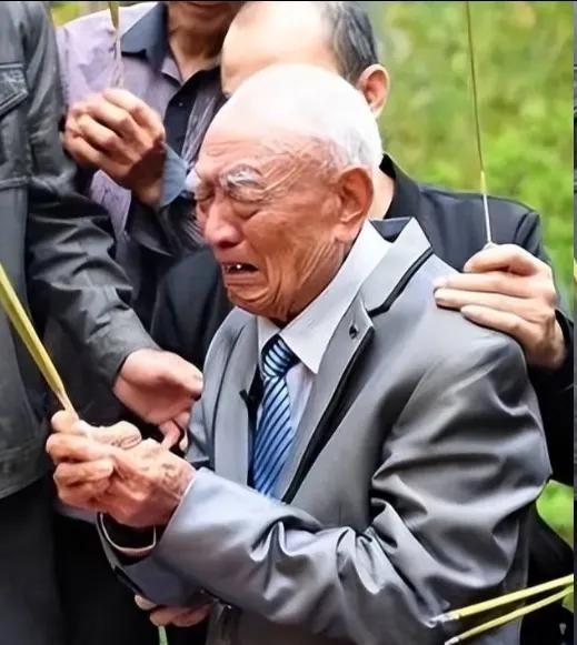2002年，72岁台湾老兵回江苏老家探亲，喝多后突然嚎啕大哭：“其实，我是共产党