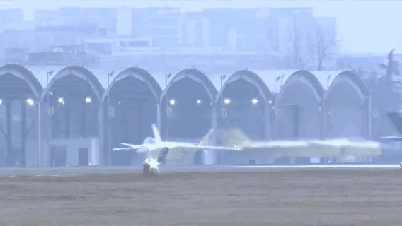 基于原文核心信息，聚焦歼-20A量产、性能升级与全球格局影响，创作兼具专业性与可