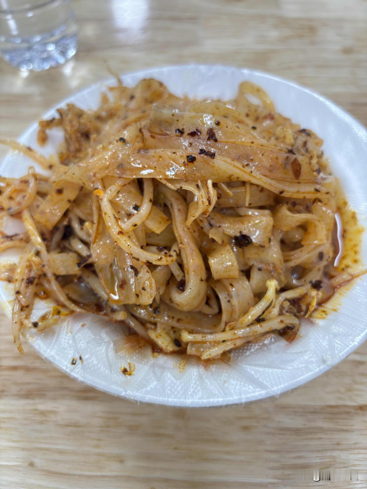 蓝田有间擀面皮，在蓝田也是比较有名气的，个人觉得能排在第三，第一晓峰，第二八亩沟