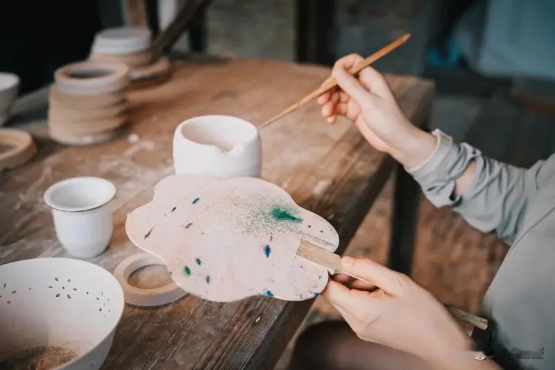 解决孤独的最好良药，我觉得因人而异。对有些人来说，是社交。和朋友聚在一起谈天说地