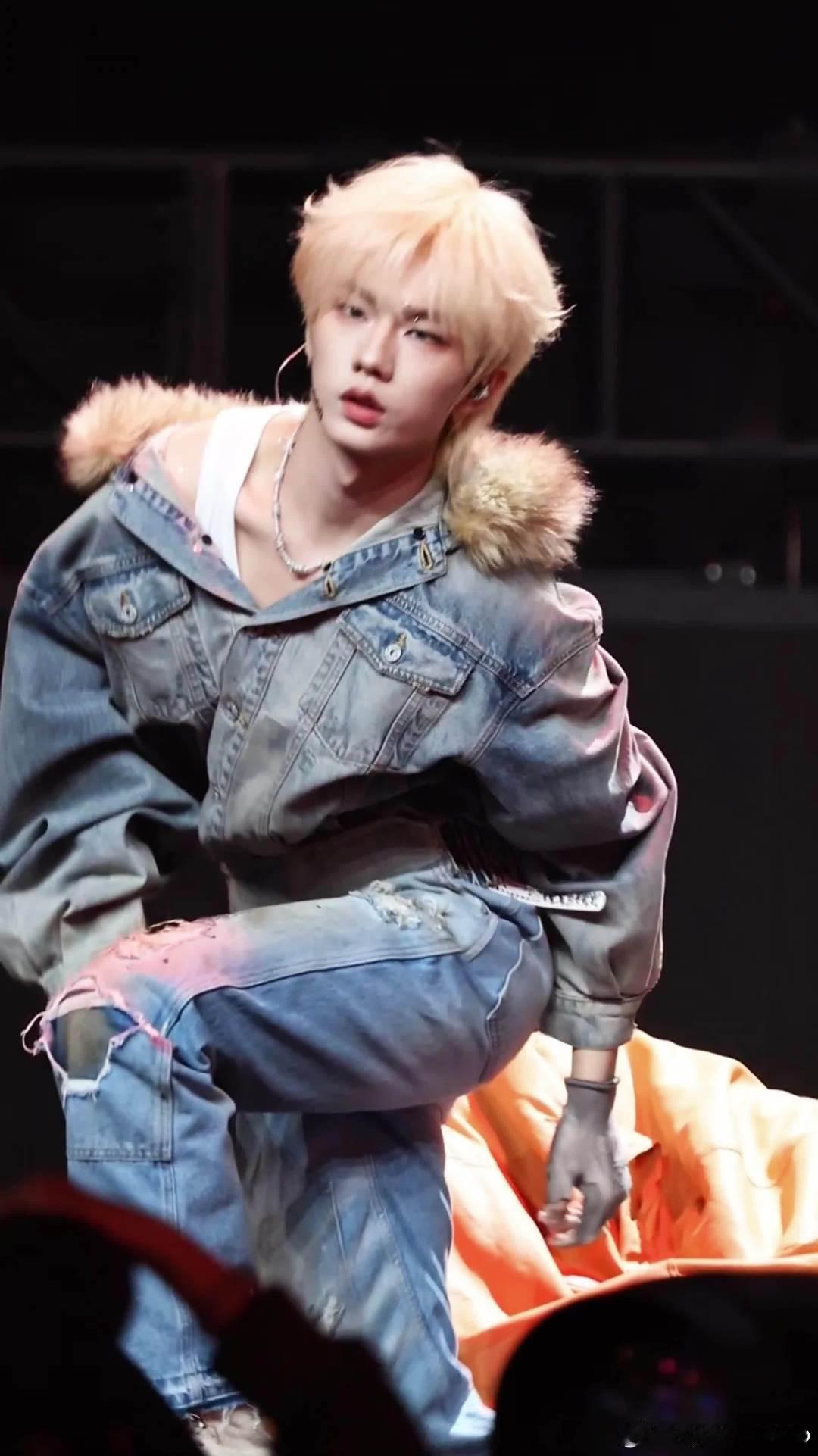 张子墨子墨 成长如抽筋剥骨般疼痛 成年后的世界也会更加复杂 还好你能与自己和解与