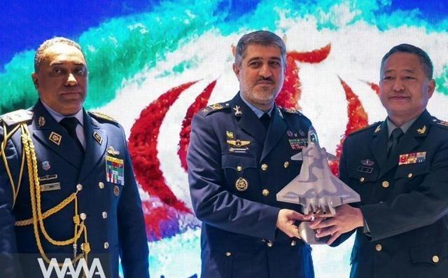 中国驻伊朗大使馆武官，向伊朗空军司令赠送了一架歼-20战斗机模型，立刻就在网上引