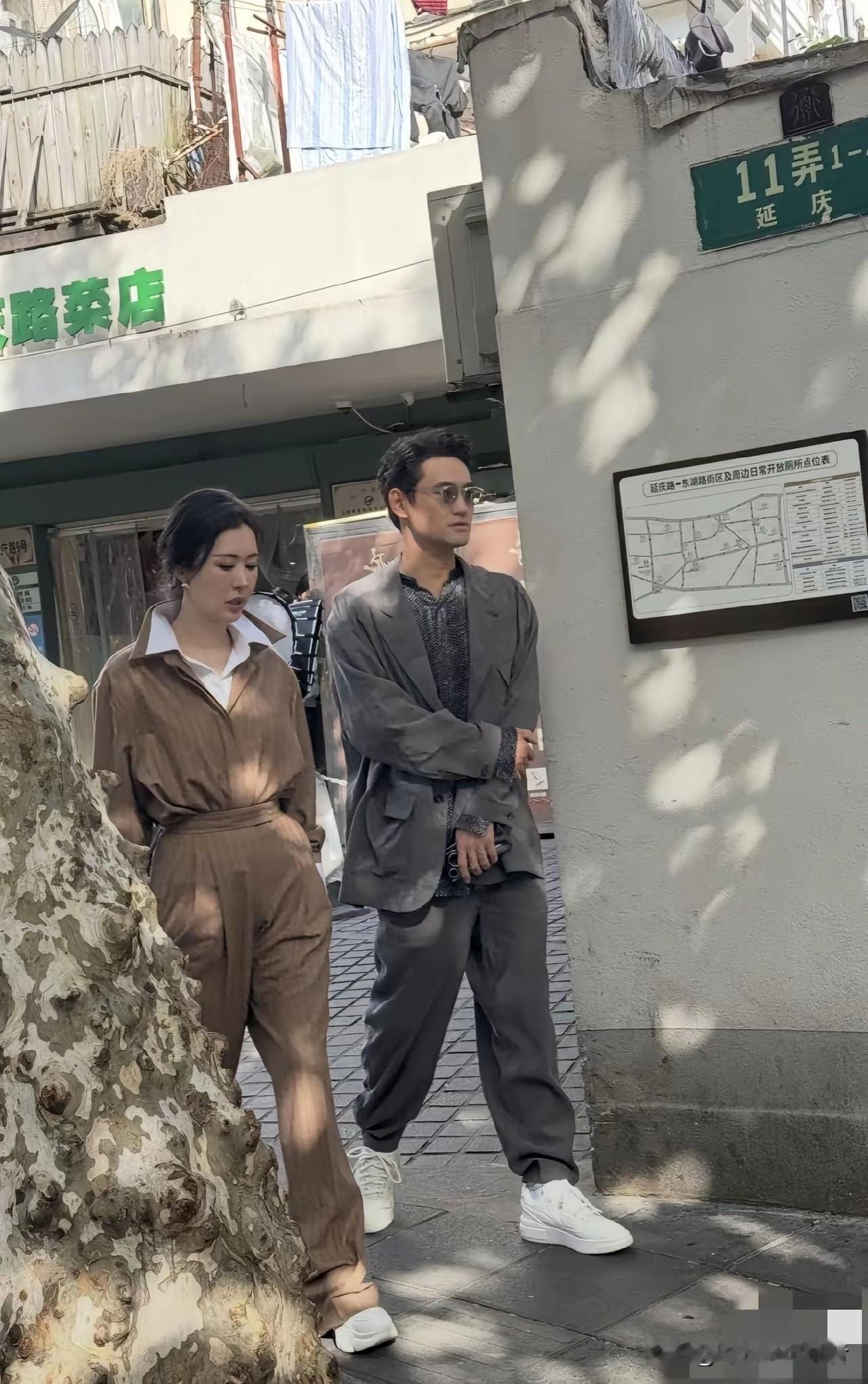 袁弘真的被张歆艺养老了，看起来虽然帅气但是有种老气。
袁弘也是娱乐圈模范老公，对