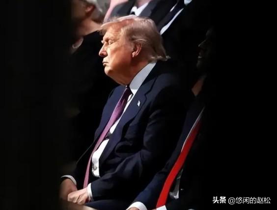 特朗普本想着吃点薄荷糖让自己醒醒脑，不过在格雷厄姆的葬礼上，还是多次拍到特朗普在