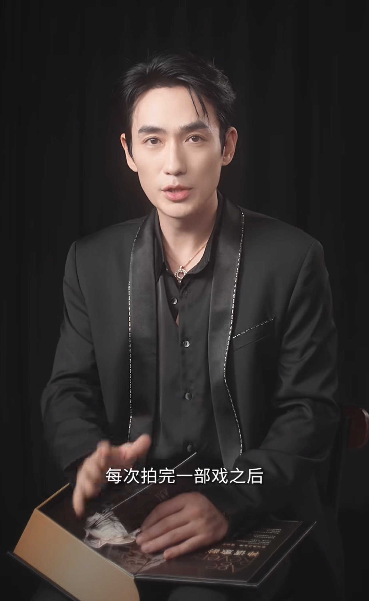 朱一龙最近开始学架子鼓了朱一龙演完一个角色就留下他的影子看了朱一龙专访，他满心扑