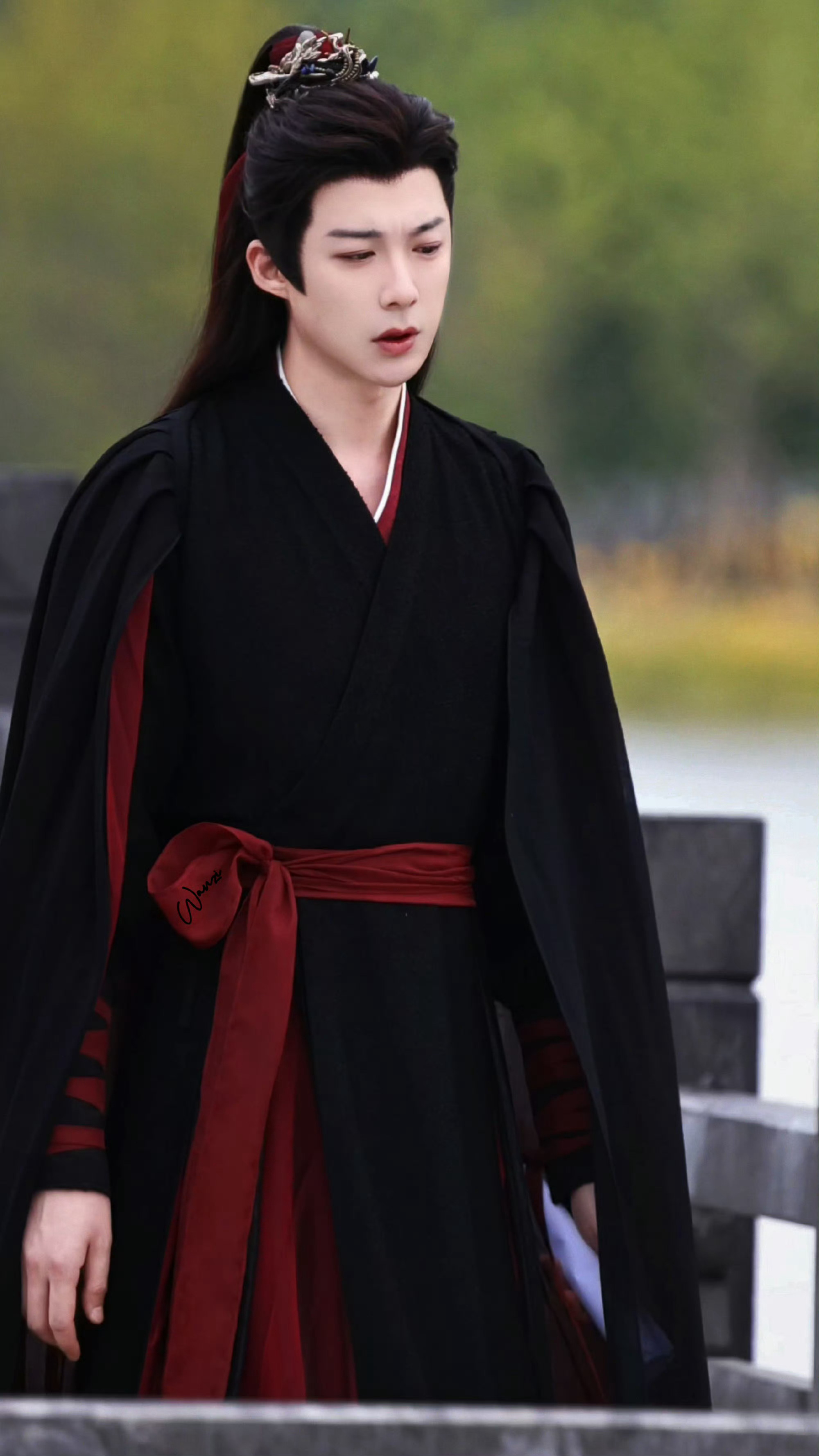 摩登兄弟  一身黑紅。像是來取人性命的。最後先拿走了注意力。 🖤刘宇宁 刘宇宁