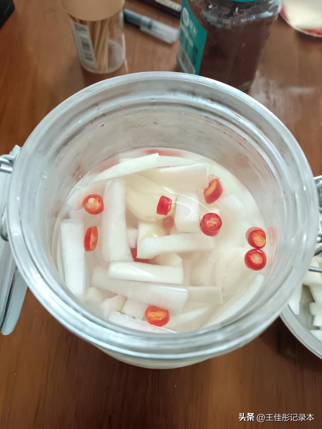 第一次做泡萝卜，没想到这么简单，有手就行。

放点盐，放点糖，放点白醋，放点红辣