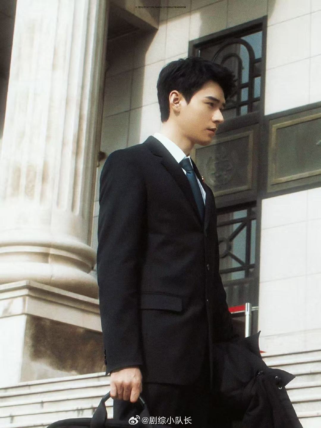 龚俊 高干文男主 中国式高干文男主天花板非龚俊莫属！沈法身上的严肃、专业、克制与