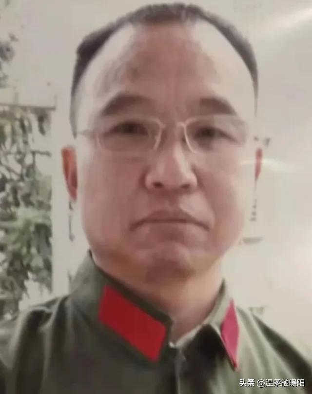 1984年，战士李陶雄中弹牺牲，送葬途中遗体竟两次从车上跌落，护士郑英察觉异样，