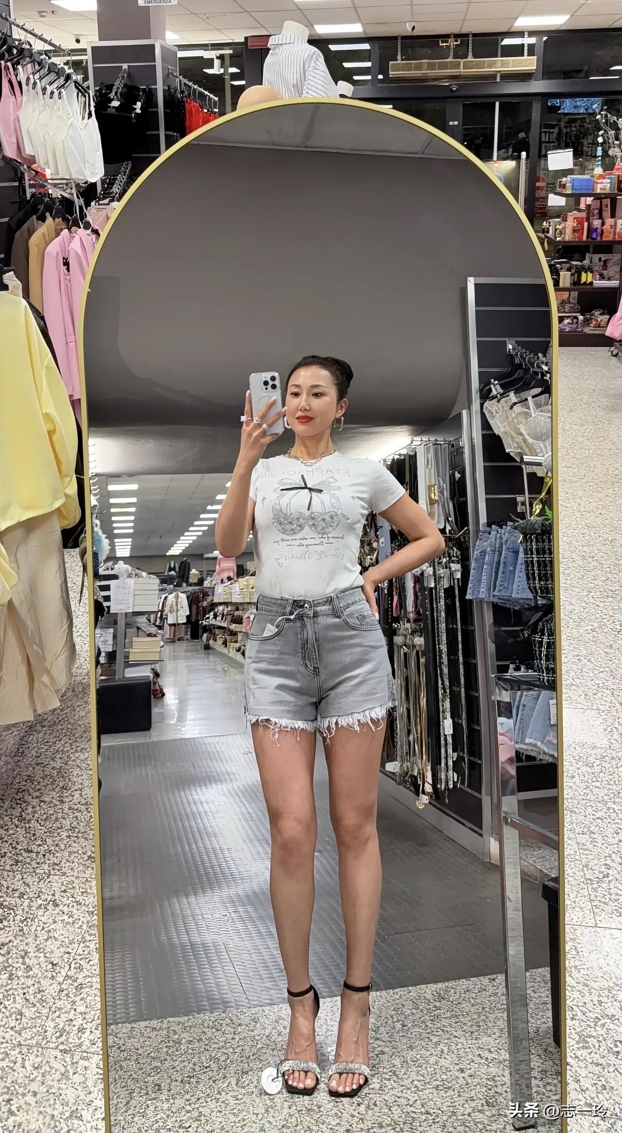 轻松随性，牛仔短裤+白色T恤，完美搭配！