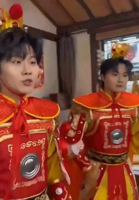 AI喜人更是夯爆了谁能想到AI里看“双高胎”斗法，擀面杖挥得比刀还帅，结果最后两