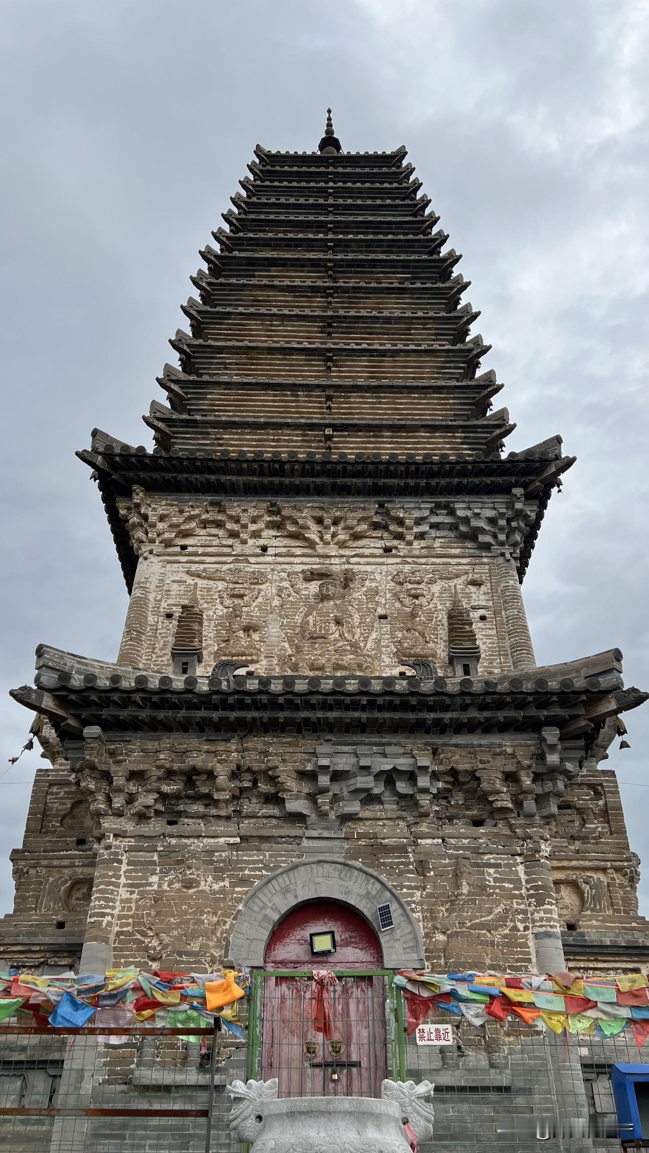 辽宁朝阳青峰塔，始建于辽代。塔身平面呈方形砖筑，南面有抱厦，为空心十三级密檐式塔