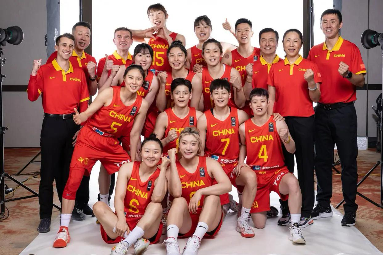 中国女篮姐妹花好甜 中国女篮的“姐妹花”确实又甜又飒！她们在赛场上默契配合、敢打