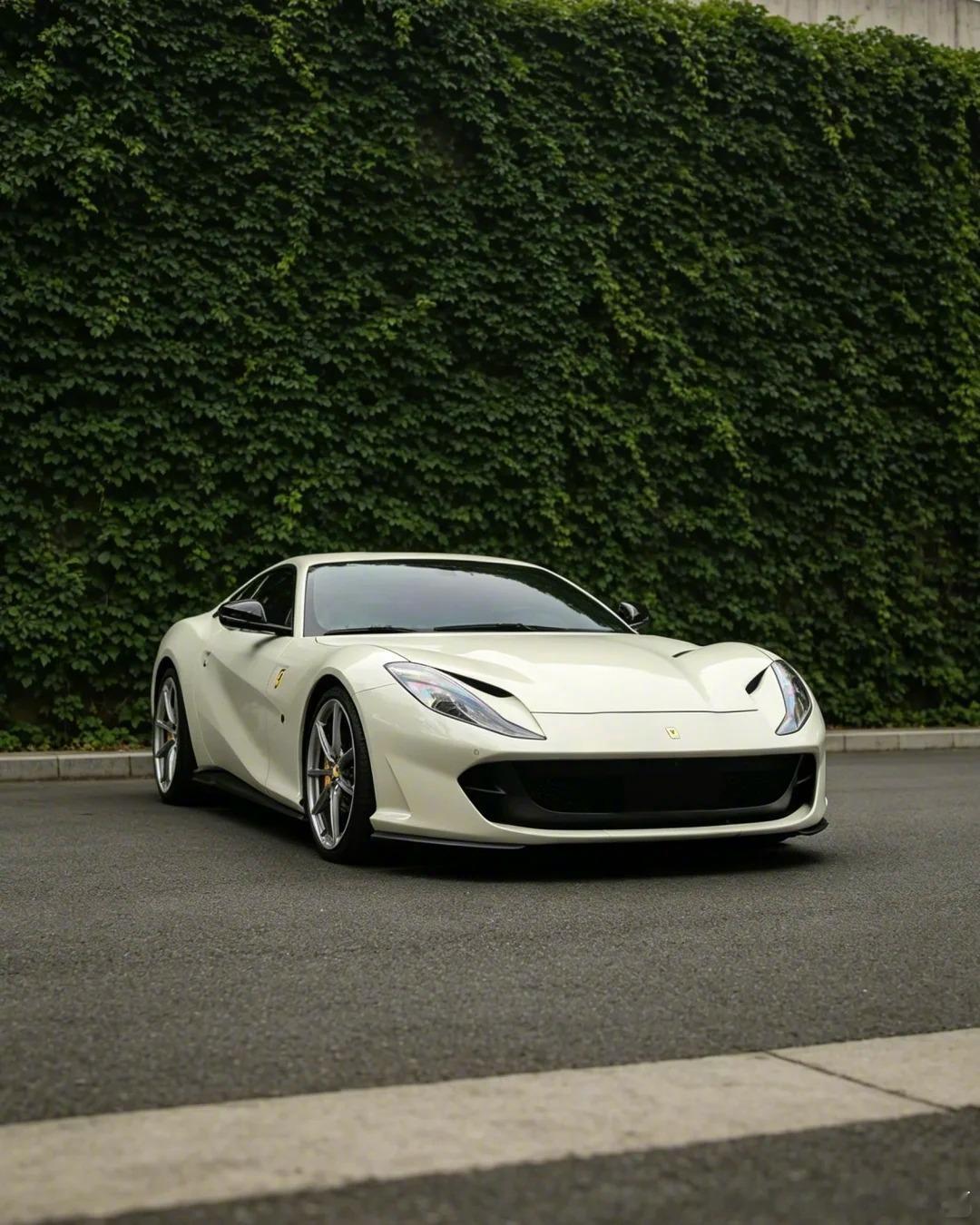 法拉利812 superfast，奶白色奶奶的