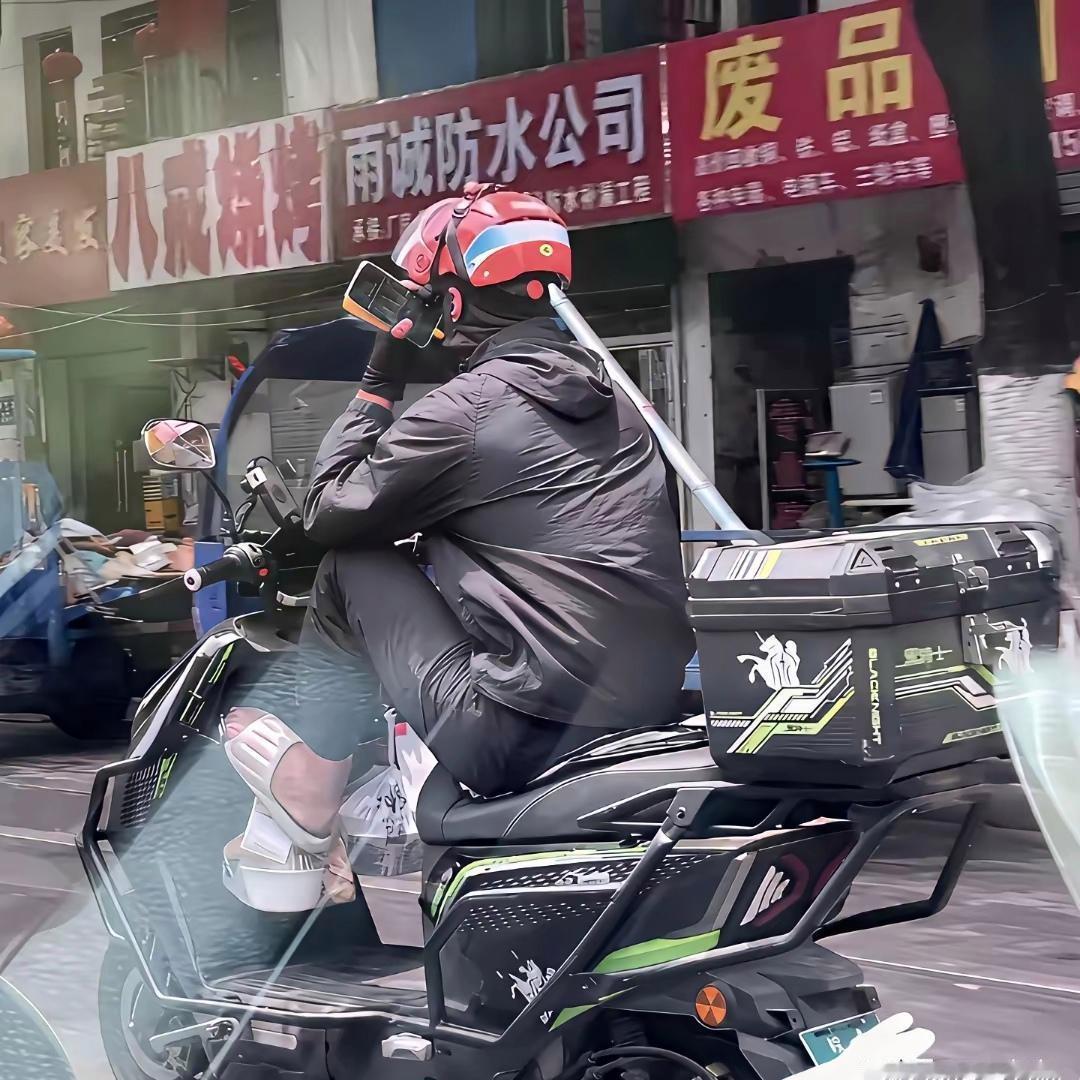 看完配送过程直呼受不了！现在外卖的配送乱象没人整治吗
 
偶然撞见外卖员配送食物