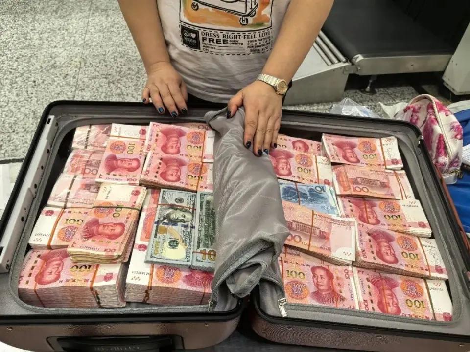 [太阳]“这是要跑路吗？”5月4日成都双流机场一旅客携百万巨款闯关被查，发现这名