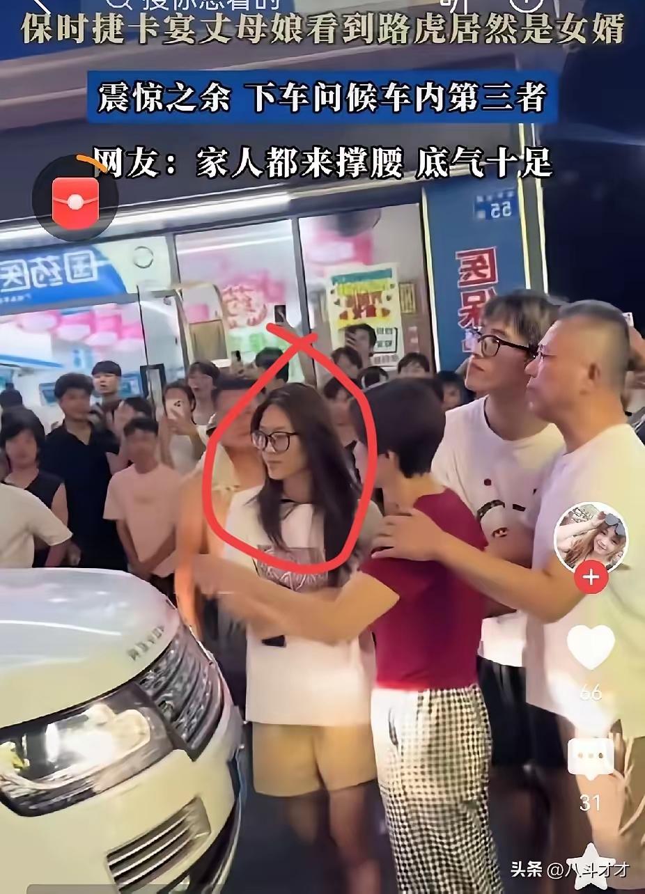 广州白云七夕夜那场保时捷堵路虎，视频是真的，路面对峙、光脚拍窗、男的缩车里不敢下