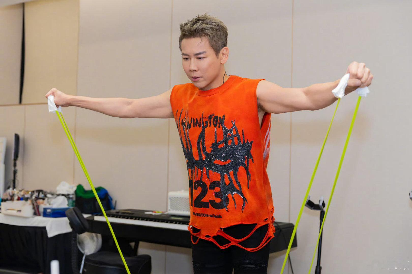 陶喆演唱会上台前的充能时刻陶喆上台前的充能时刻 陶喆演唱会上台前的充能时刻，没想