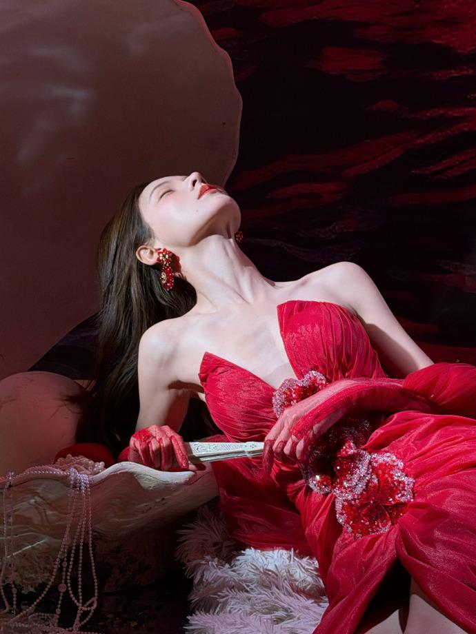 张予曦太美有感觉了，红珊瑚宝石般的新娘