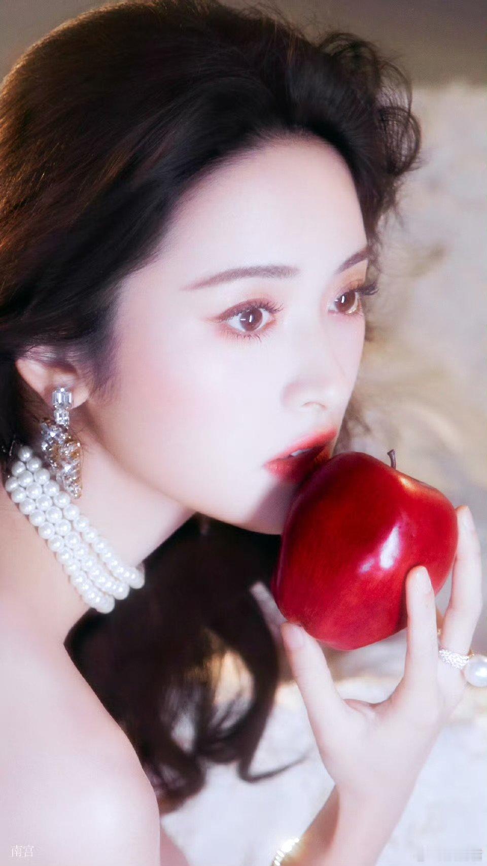 沈月戴三层珍珠项链沈月昭和风  沈月这个造型我直接OMG！完全是明眸皓齿具像化了