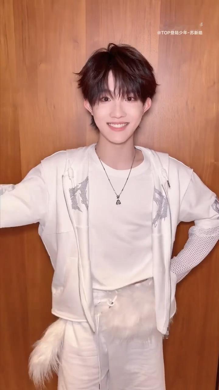 苏新皓跳了notcuteanymore手势舞苏新皓notcuteanymore手