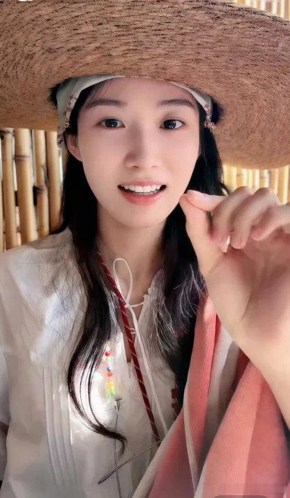 卢昱晓把睫毛看成腿毛卢昱晓怎么这么可爱啊我的天！网友：拔一根睫毛，晓晓：拔一根腿