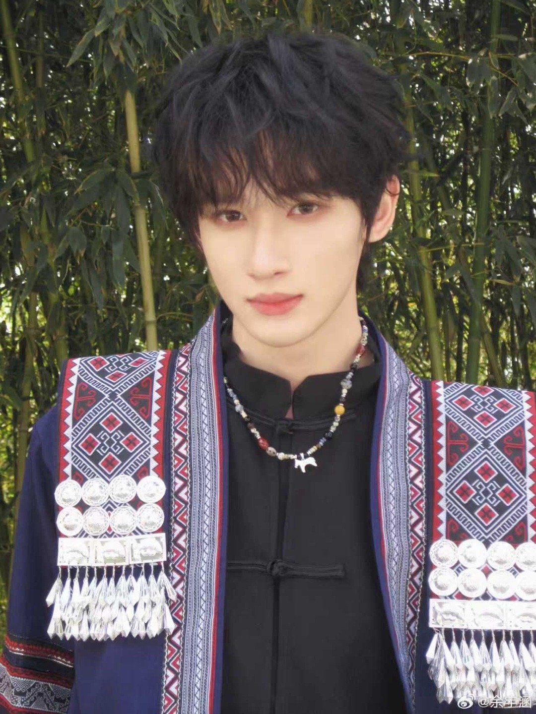 余宇涵苗疆少年造型 余宇涵苗疆少年造型有  第一个想出让尝试民族妆造的人简直是天