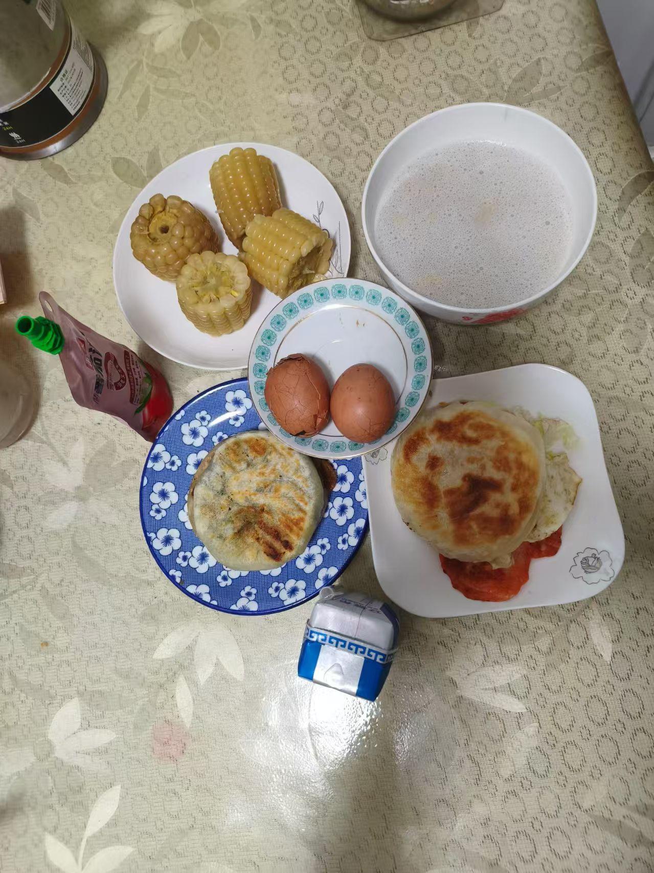 今天是周三，友友们吃早饭了吗，还是已经出去去上班了呀[奸笑][奸笑][奸笑]