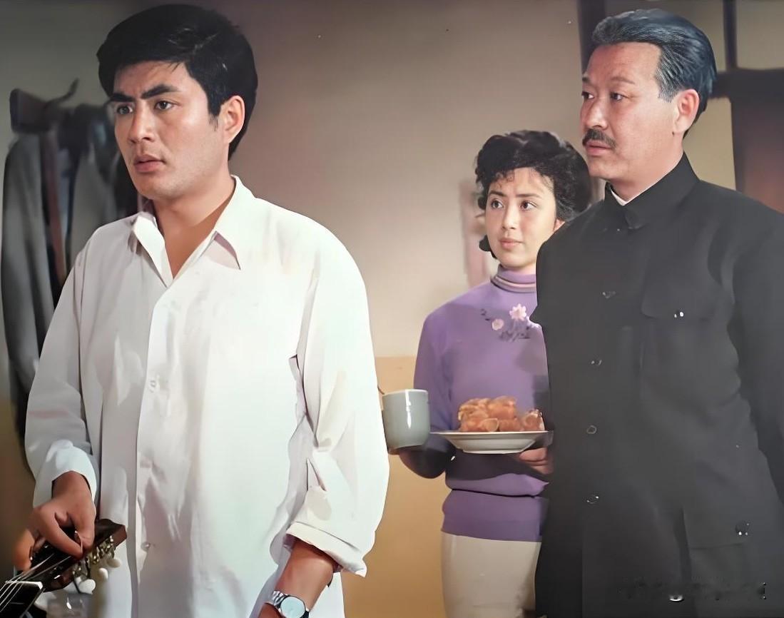 这是1981年，长春电影制片厂拍摄的电影《元帅与士兵》中的一个镜头，刚好是三位主
